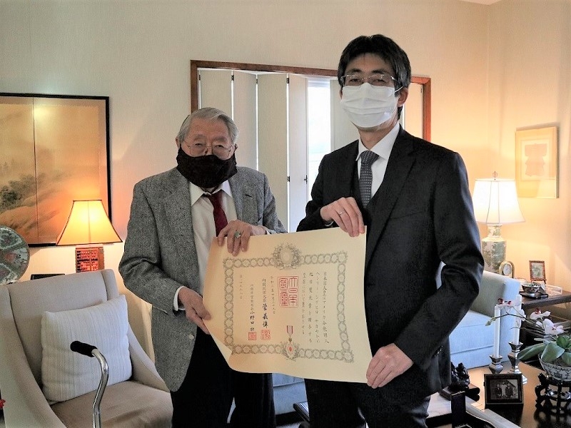 ヘンリー・サカモト氏への勲章伝達（勲記とともに）