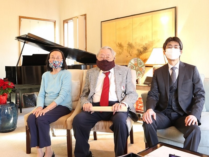 ヘンリー・サカモト氏への勲章伝達