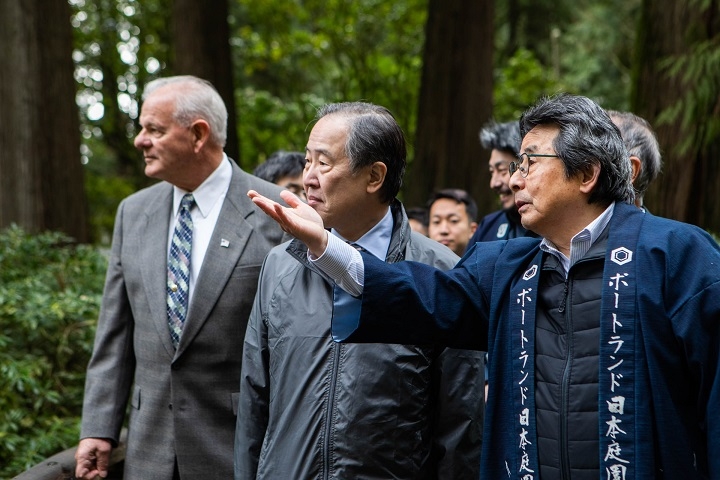 Ambassador Tomita toured the Portland Japanese Garden (1)